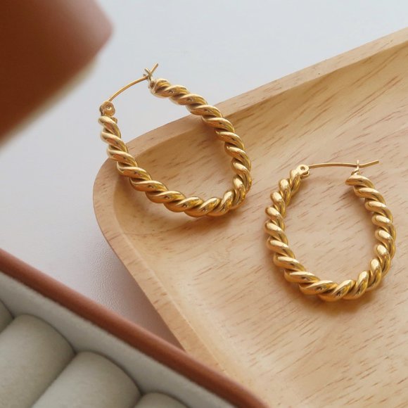 NEW 18K Gold Plated Braided Oval Hoop Earrings - Picture 7 of 8